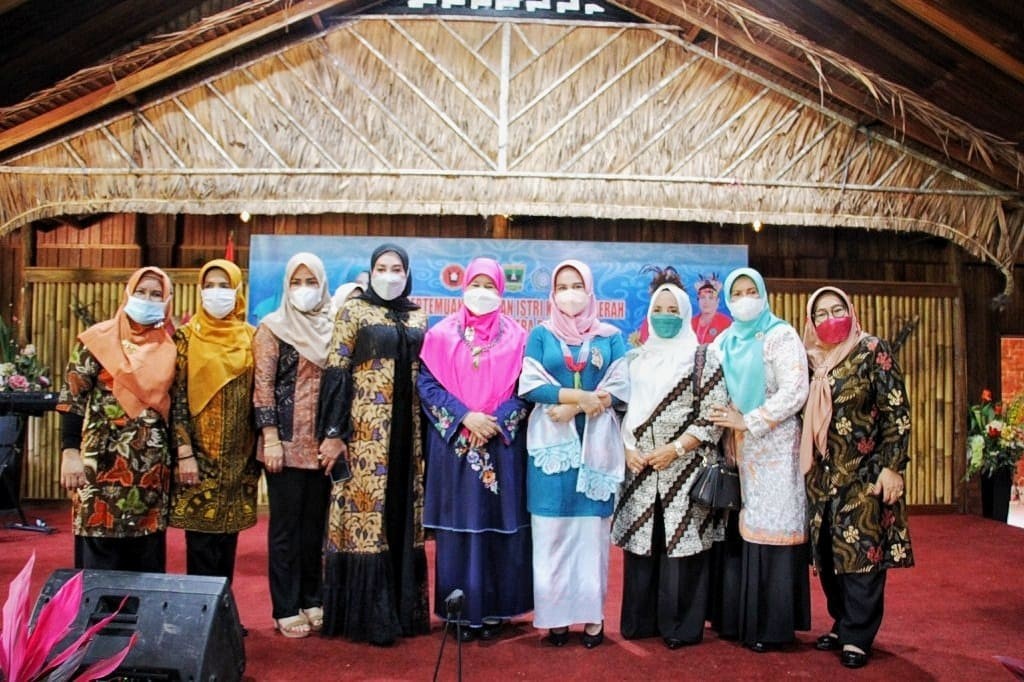 Ketua TP PKK Kabupaten Solok Ny. Emiko Epyardi Asda hadiri pertemuan isteri kepala daerah di Mentawai,