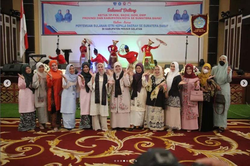 Pertemuan Bulanan Istri Kepala Daerah (ISKADA) se-Sumatera Barat di Kabupaten Pesisir Selatan.