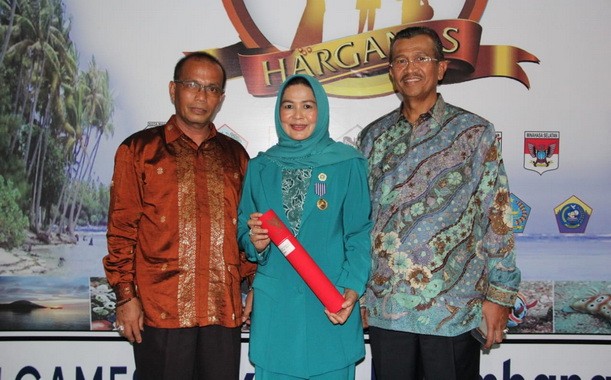 Ketua TP PKK Kab. Solok Raih Penghargaan Manggala Karya Kencana