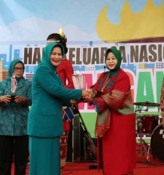 Ketua TP-PKK Kabupaten Solok Terima Penghargaan di HARGANAS KE XXIV